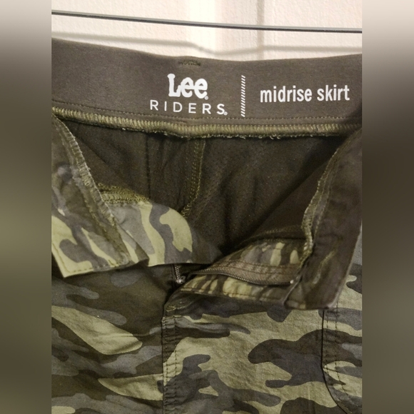 Lee Riders Green Camouflage Midrise Skort Size 10M - Picture 2 of 3